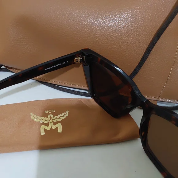 New Style MCM Tortoise Shell Sunglasses With Crossbody Pouch  display picture 2